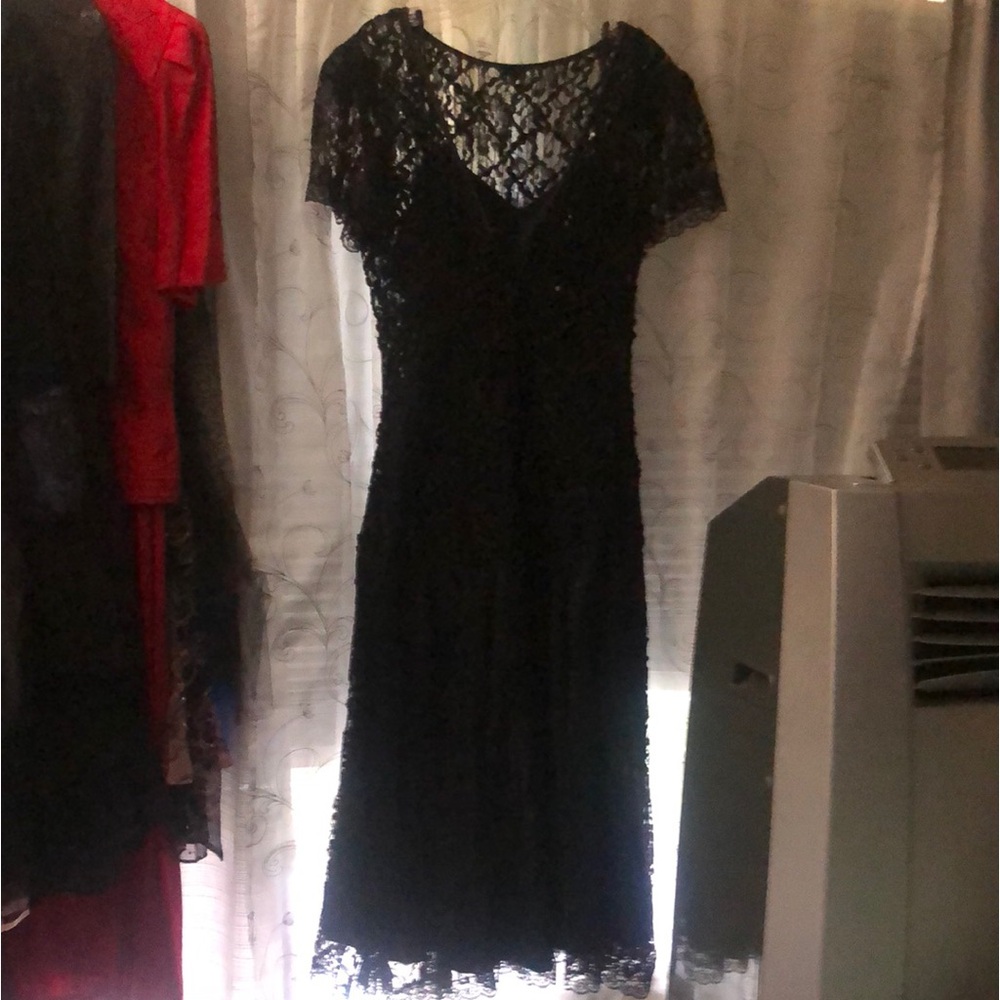 HW Collections Elegant Black Midi Dress with Classic Charm